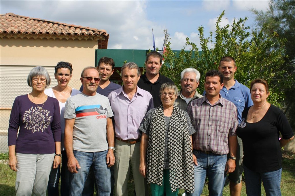 Le conseil municipal d'Aigaliers devant l'école de la commune