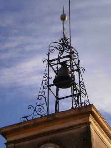 Le campanile de l'horloge à Aigaliers