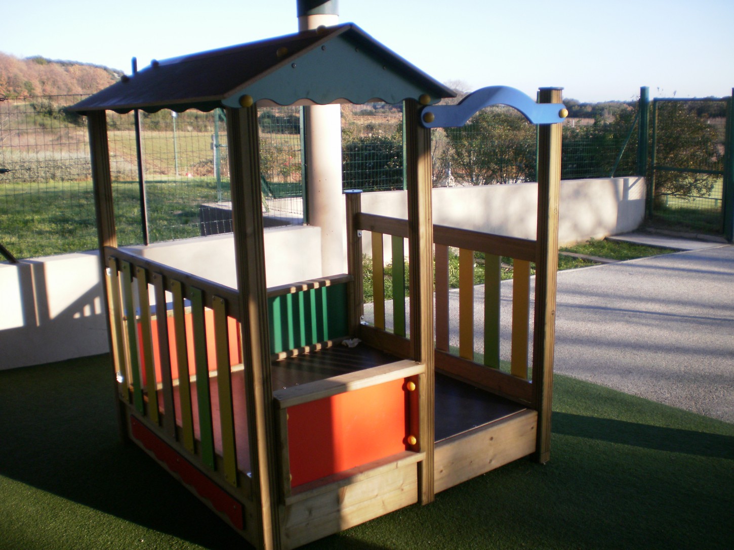 Cabane en bois à l'école maternelle