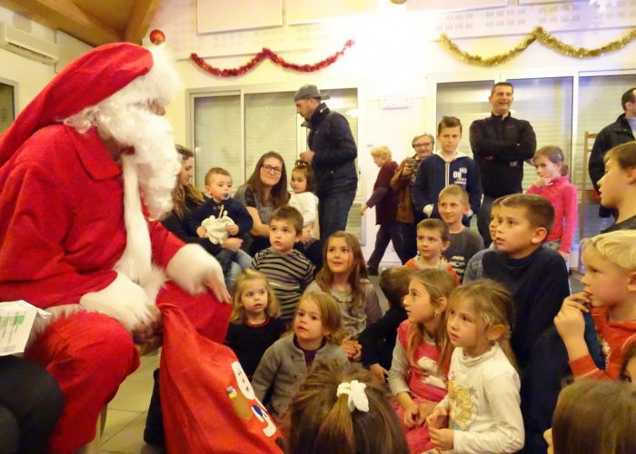 Le Père Noël apporte un cadeau à chacun des enfants invités par la municipalité