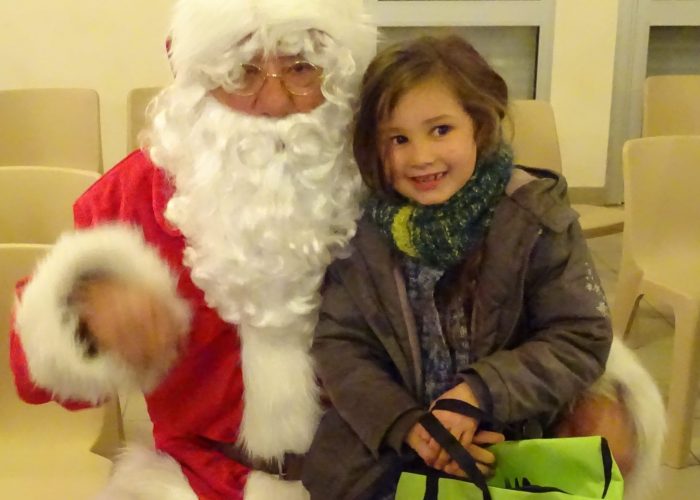 Le Père Noël apporte un cadeau à chacun des enfants invités par la municipalité
